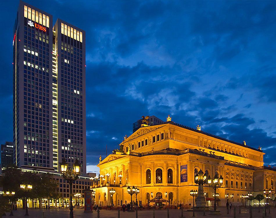 Opernturm_(UBS)_und_Alte_Oper_Frankfurt-2012-Ffm-b.jpg
